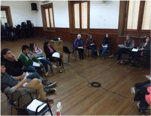 La imagen muestraa a participantes de la reunión, estudiantes, docentes y miembros de la Dirección de Inclusión, Discapacidad y DDHH de la UNLP, conversando sentados en círculo.